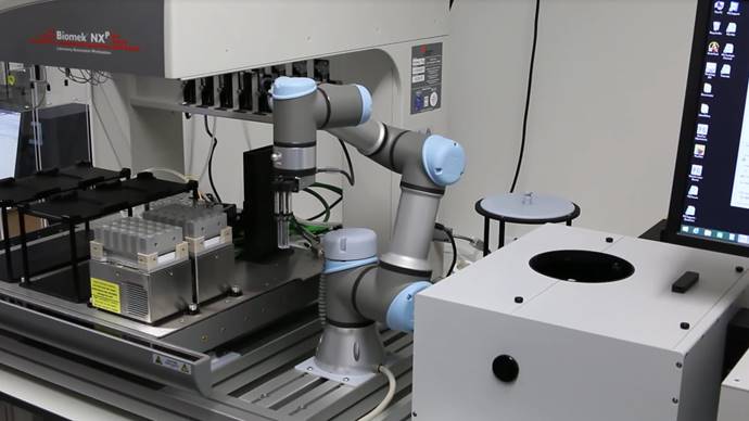 PicoQuant FT300 with transport robot for cuvettes and liquid handler