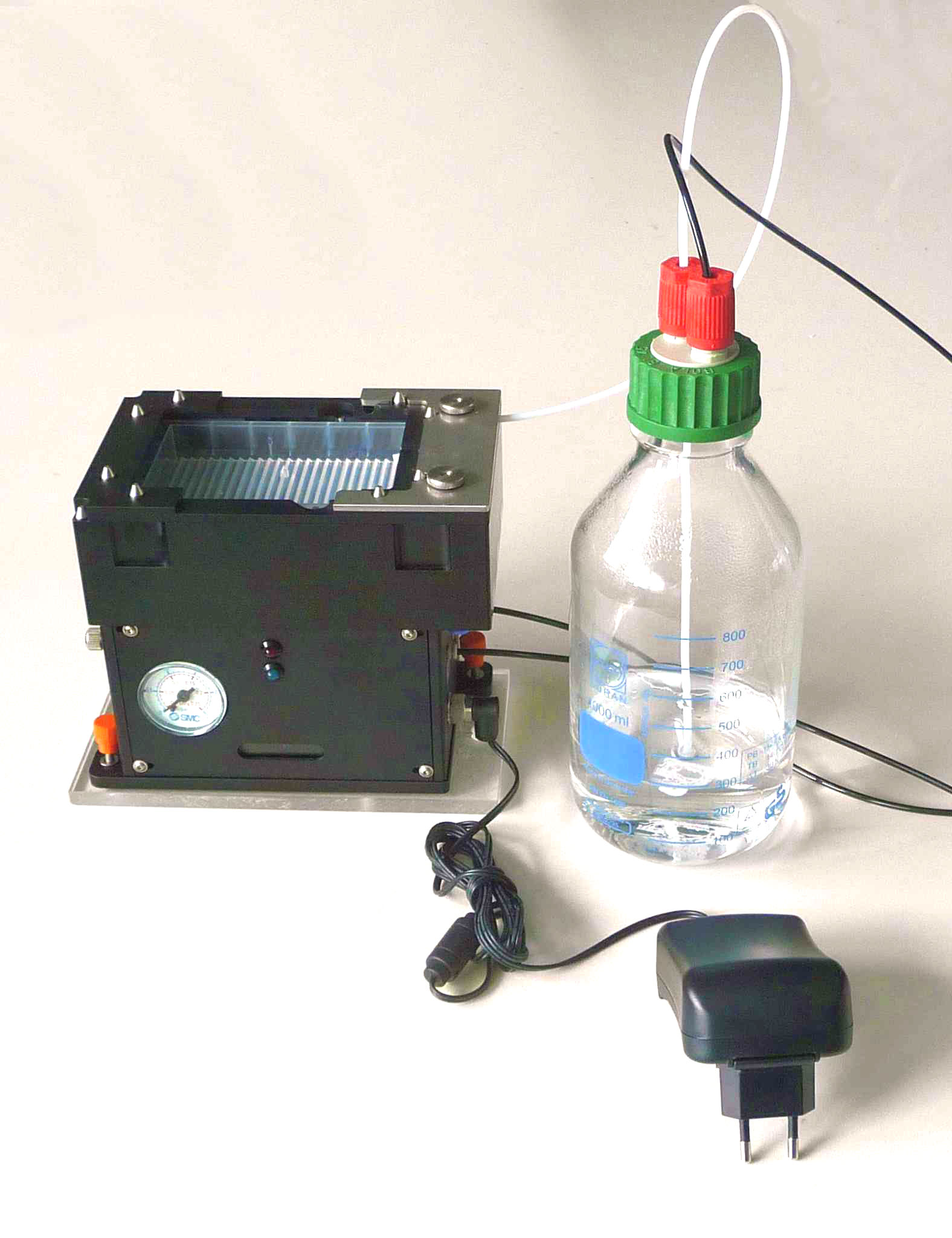 self refilling reservoir with pressurized bottle
